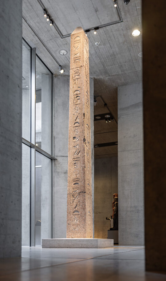 Der Münchner Obelisk in seinem Ausstellungsraum im Museum