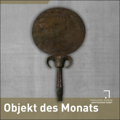 Ankündigungsbild "Objekt des Monats": auf einem Betonhintergrund ein bronzener Spiegel.