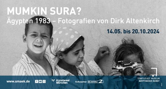 Banner zur Ausstellung Mumkin Sura.