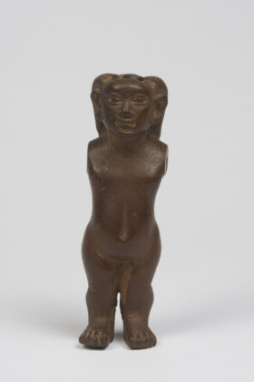 Holzstatuette einer kleinwüchsigen Frau mit aufwendiger Frisur