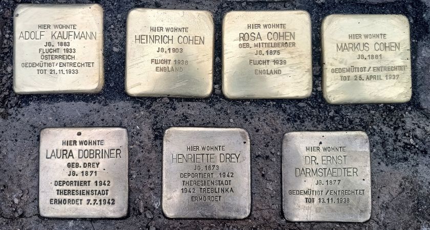 7 Stolpersteine im Außenbereich des Museums