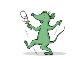 Die grüne Spitzmaus Isi hält ein Sistrum in der Hand