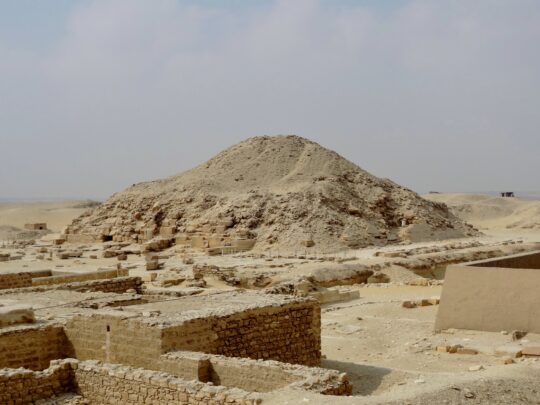 Blick auf die Pyramide des Unas