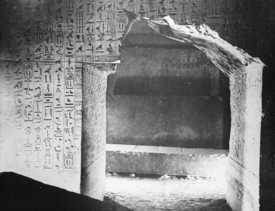 Schwarzweiß-Aufnahme der Pyramidentexte in der Unaspyramide