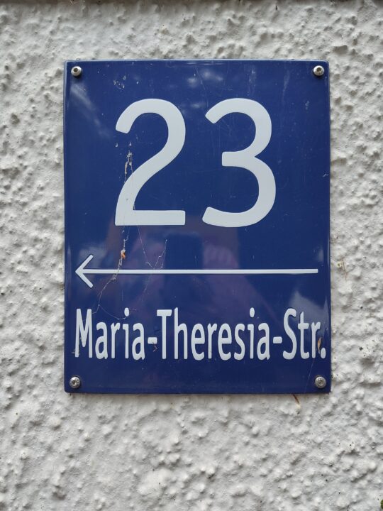 Blaues Nummernschild des Hauses Maria-Theresia-Straße 23