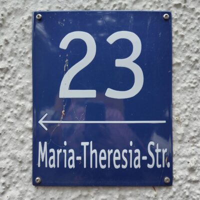 Blaues Nummernschild des Hauses Maria-Theresia-Straße 23
