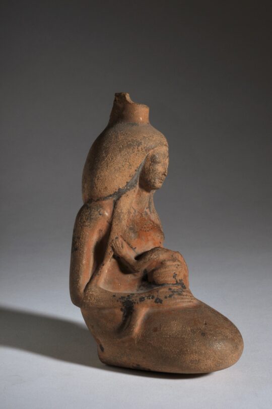 Tongefäß in Gestalt einer knienden Frau mit einem Kleinkind auf dem Schoß