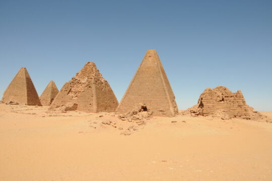 Pyramiden am gebel Barkal im Sand