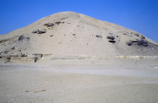 Eine der Pyramiden in Lisht. Sie gleicht einem großen Sandberg.