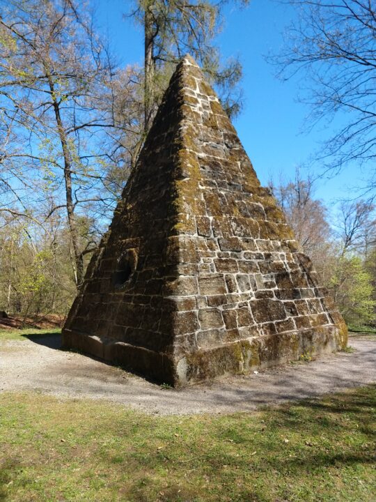 Eine kleine Steinpyramide in einem Park