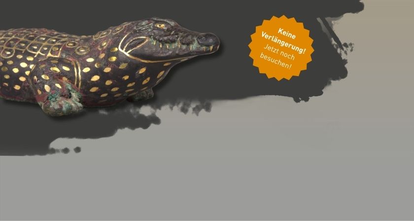 Bronzekrokodil auf grauem Hintergrund