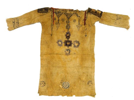 Kindertunika aus leinen mit Stickereien