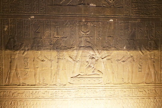 Isis mit dem jungen Horus im Schoß im mythischen Papyrusdickicht von Chemmis, umgeben von helfenden Gottheiten: Mammisi des Tempels der Isis auf Philae