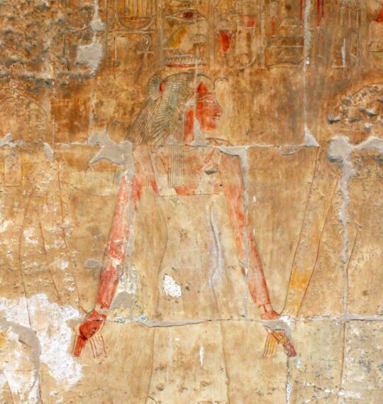 Altägyptisches Relief. Eine schwangere Frau steht zwischen zwei Göttinnen