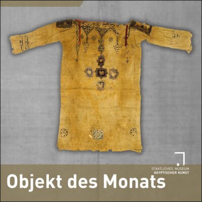 Eine koptische Kindertunika aus gelblichem Leinen mit schwarzen und roten Stickereien