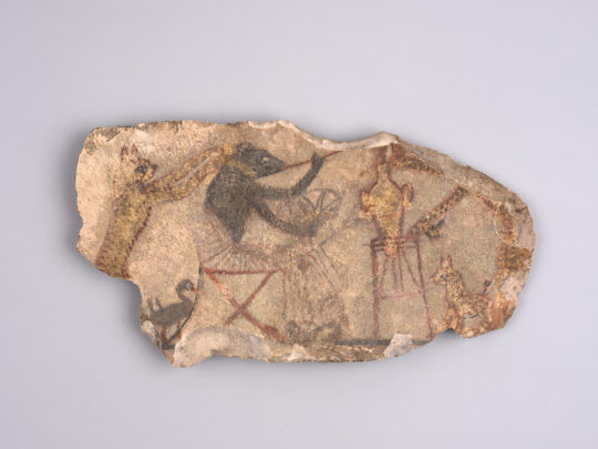 Auf einer Kalksteinscherbe die Malerei einer sitzenden schwarzen maus, die Bier mit einem Strohhalm trinkt, hinter ihr eine Katze, die ihr die Haare macht.