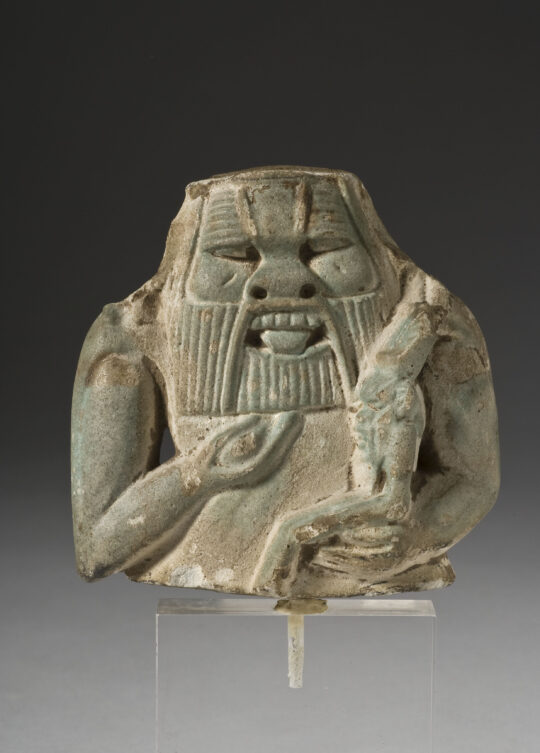 Fragment einer Statuette des Gottes Bes mit einem Kind