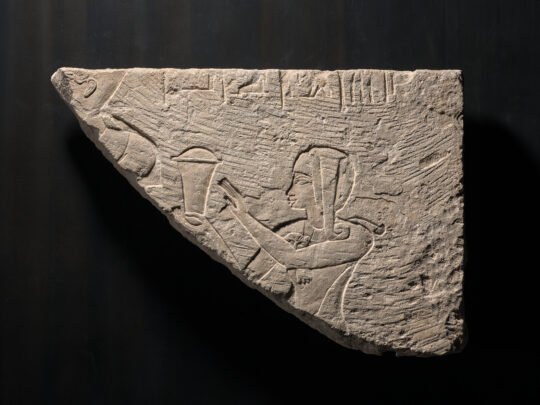 Fragment eines reliefs aus hellem kalkstein, darauf in versenktem Relief Kopf und Oberkörper eines ägyptischen Prinzen