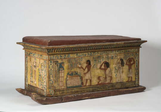 Kastenförmiger Sarg mit bunten Darstellungen