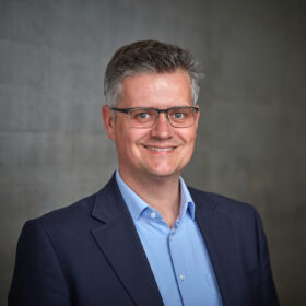 Porträtaufnahme von Arnulf Schlüter