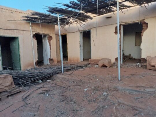 Blick auf den Hof des Grabungshauses in Naga - die Türen sind herausgerissen und fehlen, die Wände beschädigt, das Dach fehlt.
