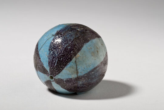 Ein Ball aus Fayence mit dunkelblau-hellblauer Musterung
