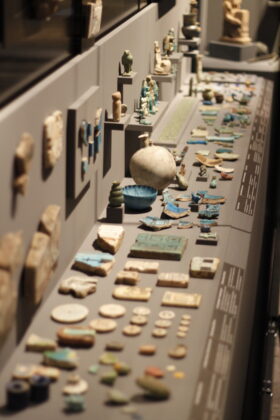 Blick in eine der Vitrinen im Raum Kunsthandwerk mit einer Vielzahl von Objekten