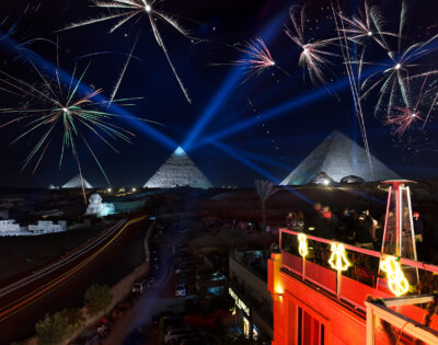 Feuerwerk über den nächtlichen Pyramiden