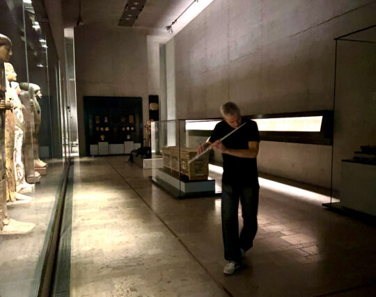 Mark Polscher mit Querflöte im Museum