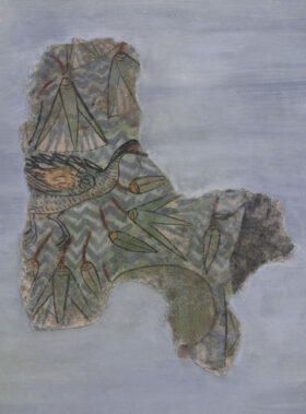 Fragment eines bemalten altägyptischen Fußbodens mit blauen Wasserlinien, Pflanzen und einer Ente.