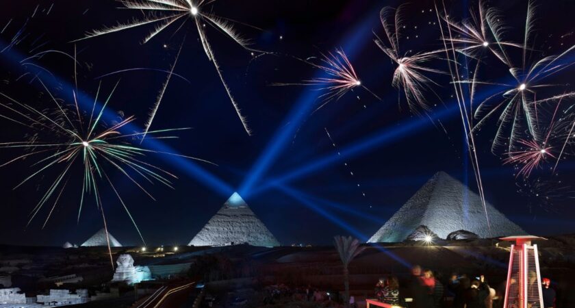 Feuerwerk über den nächtlichen Pyramiden