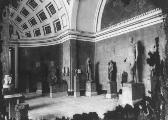 „Ägyptischer Saal“ der Glyptothek mit der Falkenstatue Gl. WAF 22