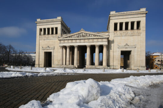 Der Königsplatz mit den Propyläen im Winter